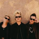 artist image Green Day - The Boulevard of Broken Dreams [I walk a lonely road, The only one that I have ever known. Don't know where it goes. But it's home to me and I walk alone] Greatest Hits: God's Favorite Band